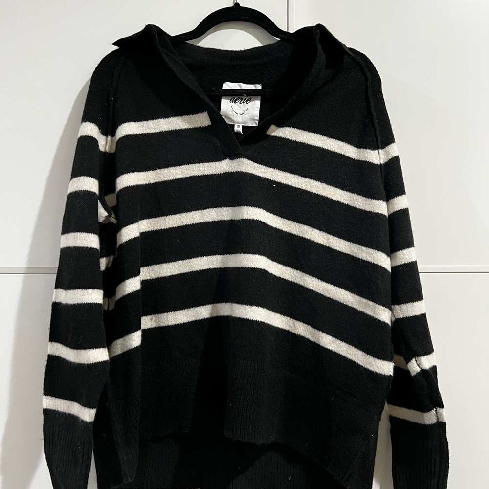 Aerie Black and Cream V-Neck Sweater